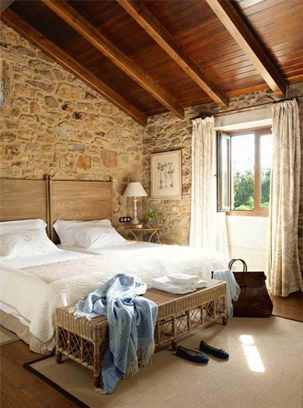 dirbtinio akmens sienos ir medinės nuožulnios lubos šiuolaikiškam miegamajam