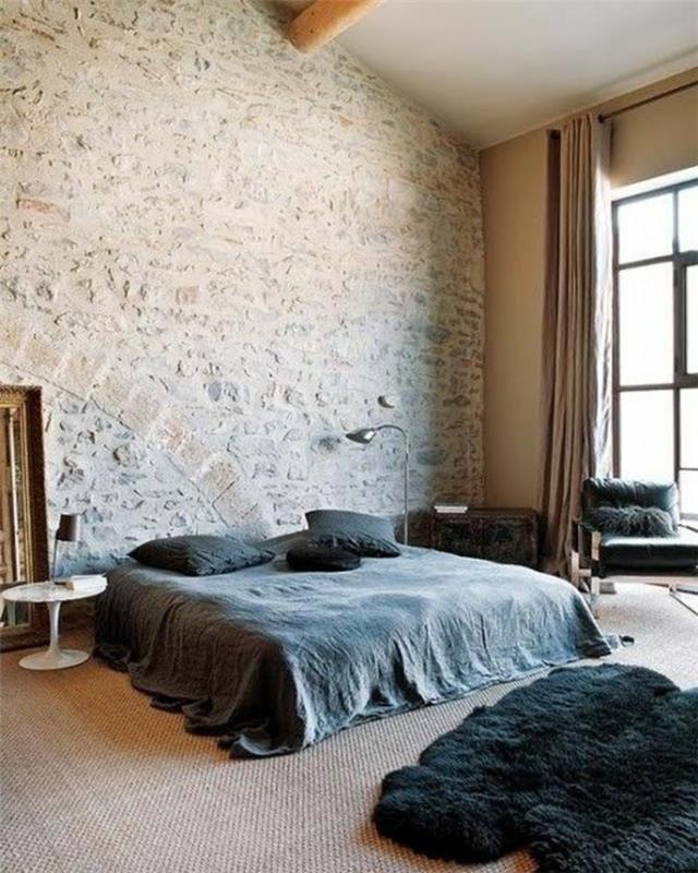 atidengta akmens siena moderniame miegamajame su pilka antklode