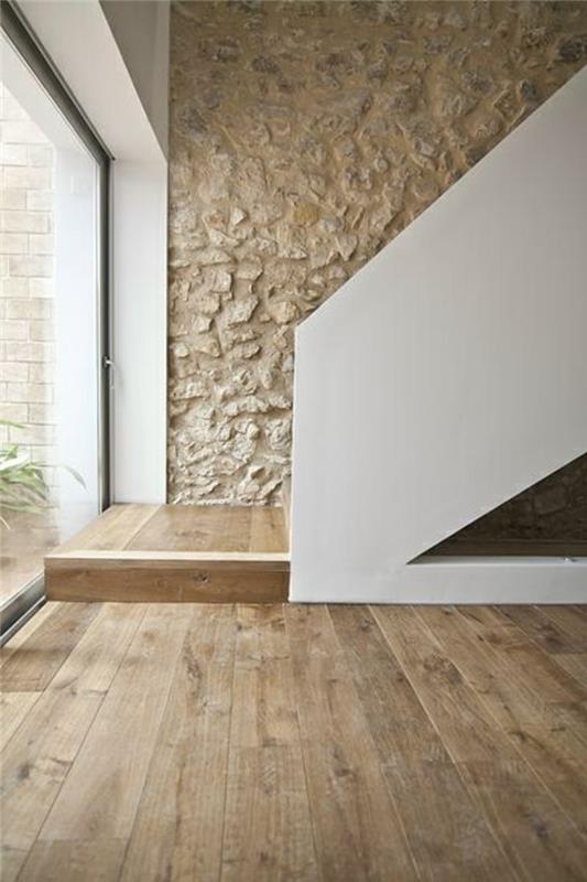 akmens siena koridoriuje-grindys su aiškiomis grindimis ir vidaus laiptai