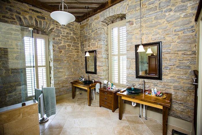 vonios sienos iš akmens, su restauruotu skiediniu ir medinėmis lubomis, dviguba medinė kriauklė su padėklu
