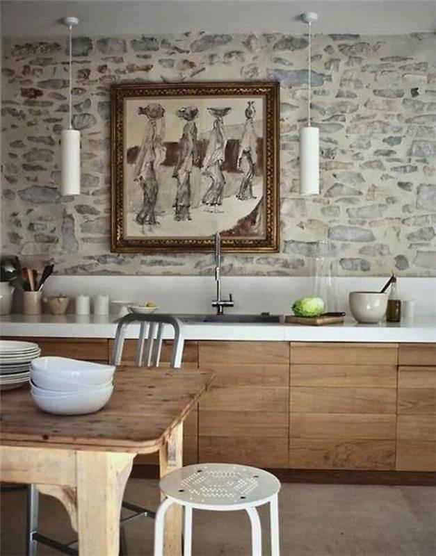 akmens siena atnaujinta kalkėmis virtuvėje su senais mediniais baldais kaimiškam dekorui