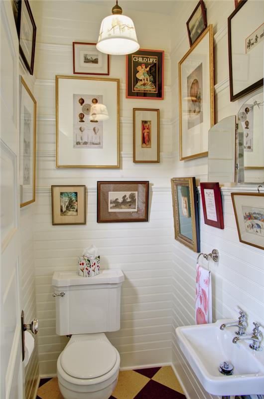 Fotoğraf ve çizimlerle dolu çerçeveli küçük tuvalet odası, banyo ilhamı, en güzel banyolar