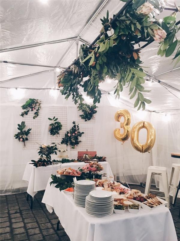 kaip surengti kaimišką vakarėlį sode, suaugusiųjų gimtadienio stalo dekoravimo idėja su šviežiomis gėlėmis ir baltomis lėkštėmis