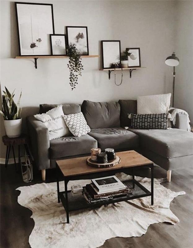 šviesiai pilka siena pilka kampinė sofa gyvūnų oda kilimas mediena ir metalinis kavos staliukas „pasidaryk pats“ skandinaviško stiliaus sieninė lentyna svetainė