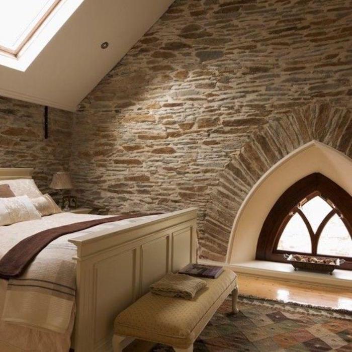 miegamasis seno akmens namo aukšte su mažu langu ir velux