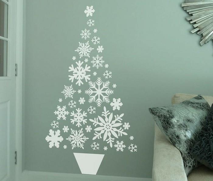 lepo okrašena-stena-iz-belih-snežnih bučk-urejena-v-božičnem-drevesnem-obliki-DIY-božična-