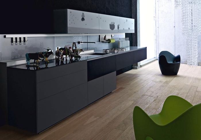 koyu renklerde bir mutfakta modern iç tasarım, örnek ayna veya cam sıçrama