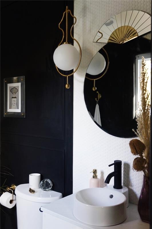 juodos sienos apvalus veidrodis žalvario akcentai modernus vonios kambarys retro prašmatnus stilius balta apvali kriauklė matinis juodas maišytuvas
