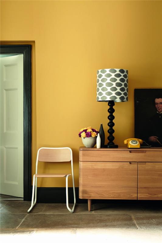 retro tarzı bir oturma odası, doğal ahşap mobilyalarla ilişkili sarı hardal rengi vurgulu duvar
