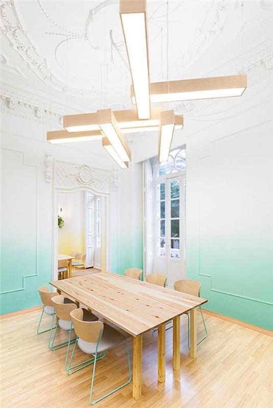 sienų tapybos idėjos šešėlinis efektas valgomajame, lengvas parketas, medinis stalas ir kėdės iš medžio ir metalo, originali apšvietimo idėjos dizaino pakaba