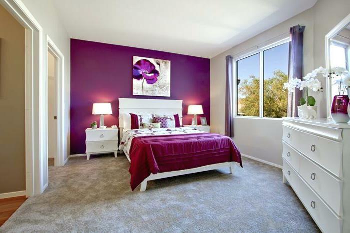 didelė balta komoda, violetiniai miegamojo dažai, pilkas kilimas, baltos lubos, abstrakti tapyba, langas
