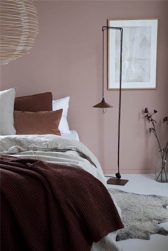 ideja moderne barve spalnice, prašno roza stenska dekoracija spalnice, vzorec preproge imitacije kože živali
