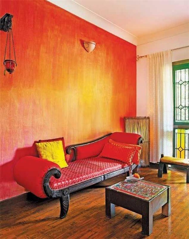 raudona siena-sofa-raudona-spalva-karminas-modernus-interjeras-parketas