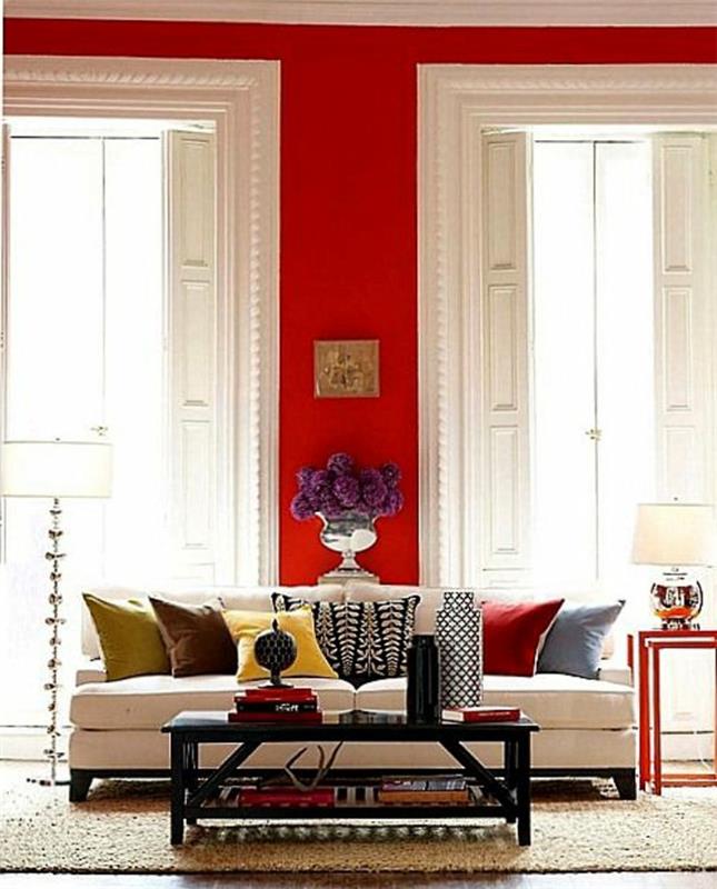 karminas-raudona-siena-didelis-gėlių-langas-moderniame-svetainės-kavos staliukas