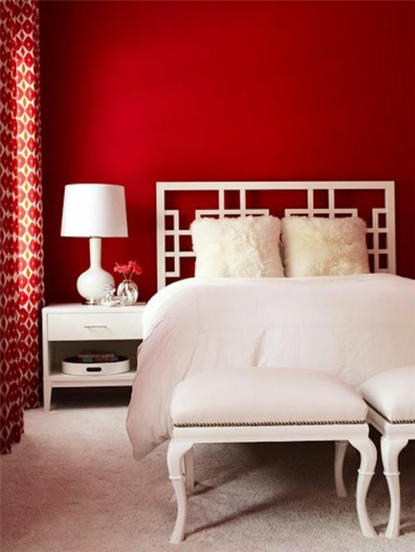 raudona siena-balta-lova-balta-pagalvėlės-balta-patalynė-smėlio spalvos kilimas-balta antklodė