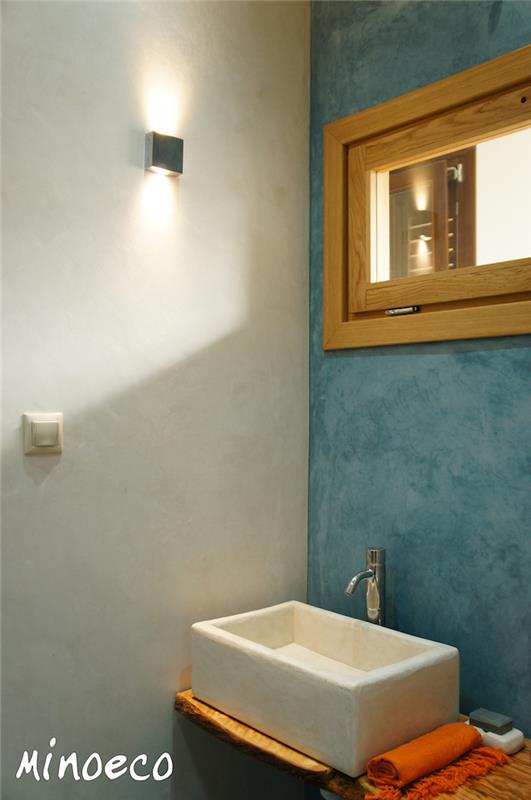 TADELAKT'ta oymalı lavabolu, fayanssız bej ve mavi duvarlı banyo
