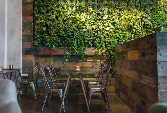 laipiojimo augalas, kėdės tolix, pramoninio stiliaus interjeras didelė žalia siena