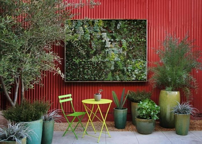 zunanja zelena stena za skrivanje grde stene in ustvarjanje izvirnega kotička zelenja na vrtu, zelena stena z modularno strukturo za enostavno namestitev