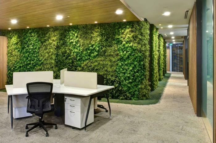 žalia siena dideliame pastate, modernūs biurai su vertikaliu sodu