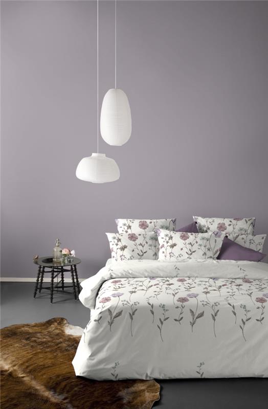 romantična dekoracija spalnice s pastelno vijoličnimi stenami, belo in pastelno vijolično dekoracijo spalnice