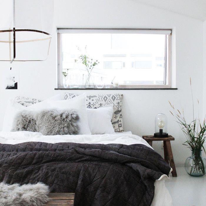 Bela stenska dekoracija, ideja spalnice za posteljo iz lesenega lesa, katera barva se ujema s sivo