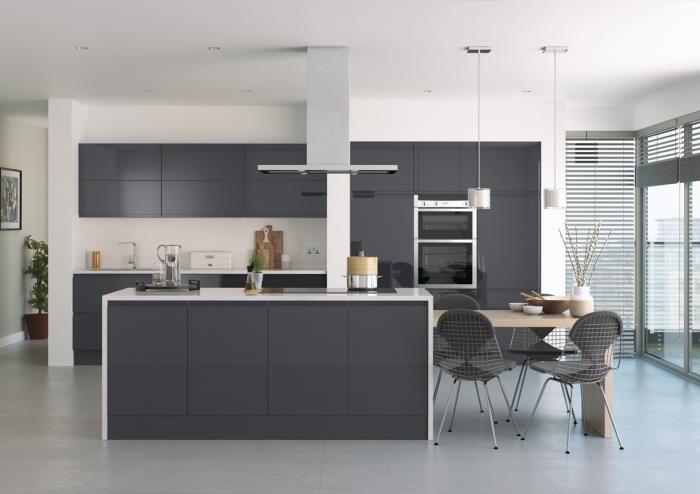 orta adalı uzun mutfak planı, koyu gri mobilyalarla donatılmış modern beyaz mutfak modeli