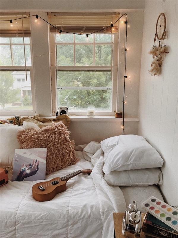„deoc nordic country chic“ muzikine tema balta patalynė, lengvas girliandos dekoro lango rėmas, balta dailylenčių siena, balti patalynė, jaukios dekoratyvinės pagalvėlės