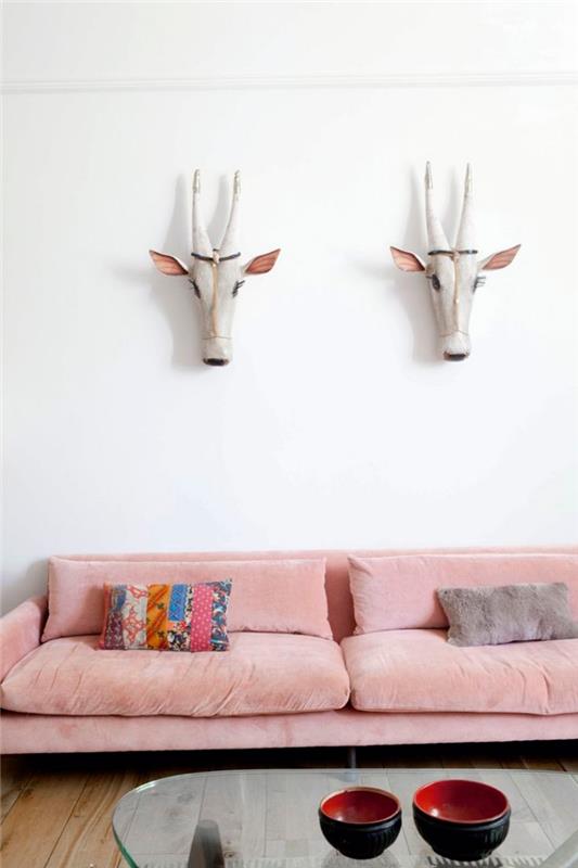 deko idėja apie svetainę su baltomis sienomis ir medinėmis grindimis, išplanavimą su rožine sofa ir stikliniu kavos staliuku