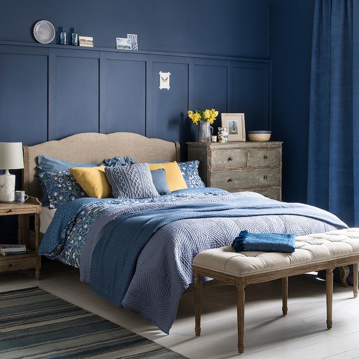 ideje za modro dekoracijo spalnice, rabljen predalnik, modra posteljnina in rumene blazine, vintage dekor za spalnico v trendovskih barvah 2020