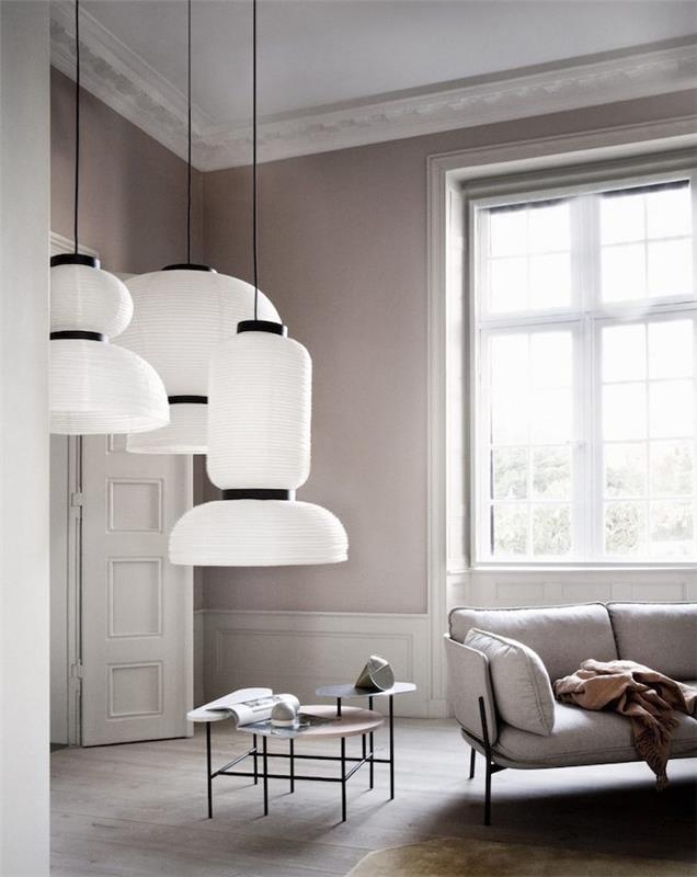 svetlo siva barva v sivo -beli dnevni sobi, bele viseče luči, siva zofa, minimalistične stranske mize, rjavi parket