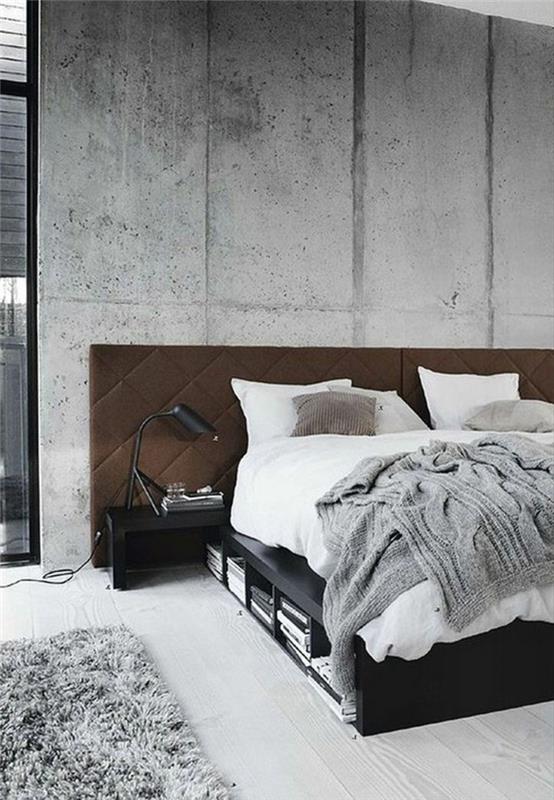 sienos-betoniniame-miegamajame-dekoratyvinis-betoninis-viršuje-vaško grindys-pilkos spalvos parketas