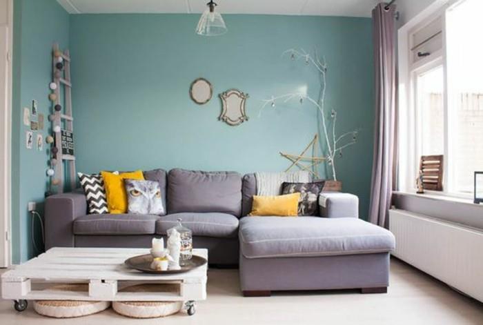 šviesiai mėlynos spalvos sienos-pilkas-kampas-sofa-šviesiai mėlynos sienos-dekoratyvinės pagalvėlės-sofa