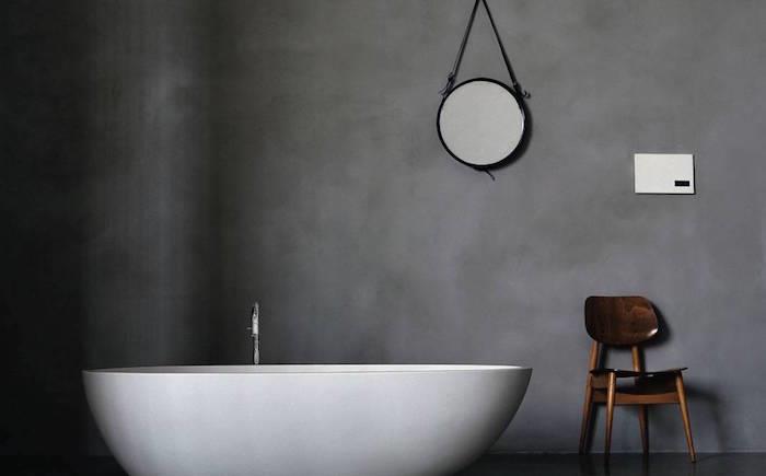 banyo antrasit duvar üzerine mumlu beton fotoğraf seti ve İskandinav minimalist dekoru için ada küvet