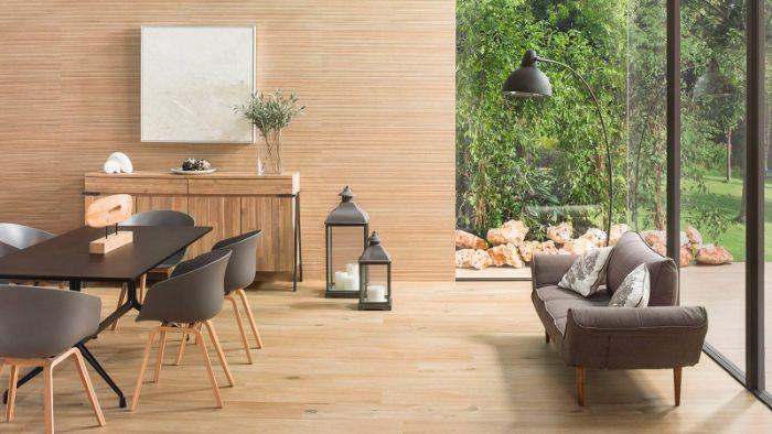 lahki leseni zidovi in ​​parket sivi skandinavski stoli in skandinavski kavč s steklenim strešnim pogledom proti zunanjosti zen japandi