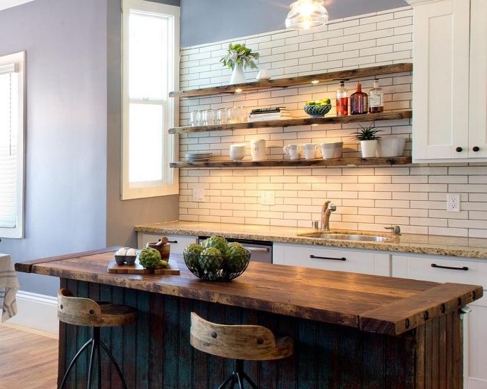 vodoravno kuhinjsko skladišče s policami iz grobega lesa, opremljeno z LED osvetlitvijo na steni iz opečne stene iz bele opeke