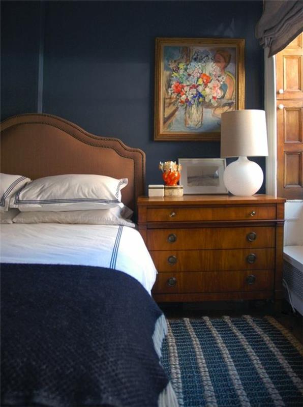 indigo-zidovi-velika-rjava-postelja-in-leseno-pohištveno-hišno-posteljnina-v-modro-in-beli-deko-odrasla-spalnica-modra