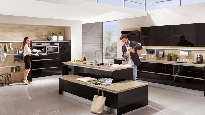 virtuvės modeliai, juoda virtuvės sala su šviesaus medžio stalviršiu ir mediniu suolu, baltas virtuvės dekoras