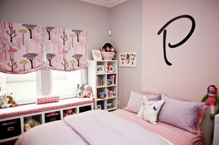 spalnica najstnice, ideja okrasitve spalnice, stene v bledo roza barvi, velika začetnica imena, narisana na steni, notranje zavese v roza in zeleni barvi