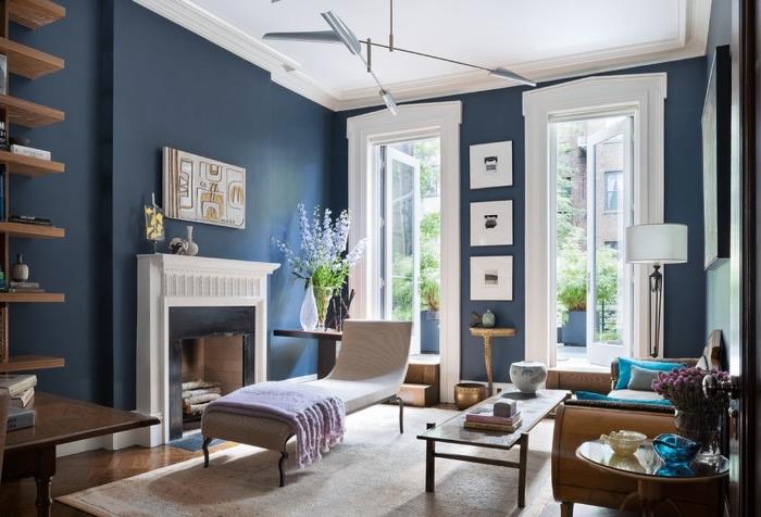 Atmosferi ısıtan ve huzur veren kahverengi ve ahşap vurgulu mavi beyaz oturma odası dekoru