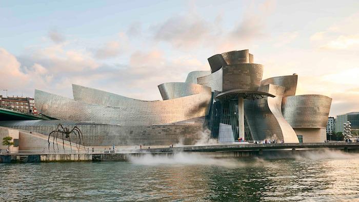 Futuristična zgradba Guggenheimovega muzeja v Bilbau v Španiji in njen velikanski pajek