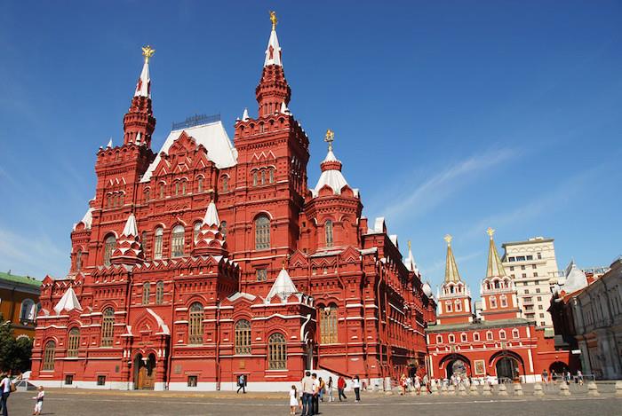 Veličastni Moskovski državni zgodovinski muzej v Rusiji in njegova rdeča barva, kot trg