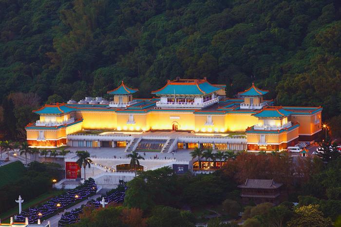 Tradicionalni slog muzeja Narodne palače Taipei na Tajvanu in njegova nočna razsvetljava