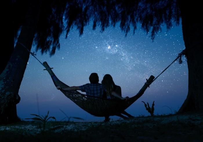 Pora ilsisi hamake ir mėgaujasi žvaigždėtu dangumi