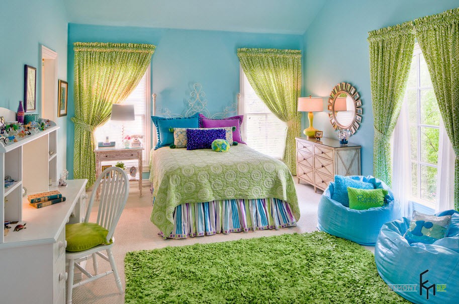 Dos sillones turquesa en un dormitorio infantil verde