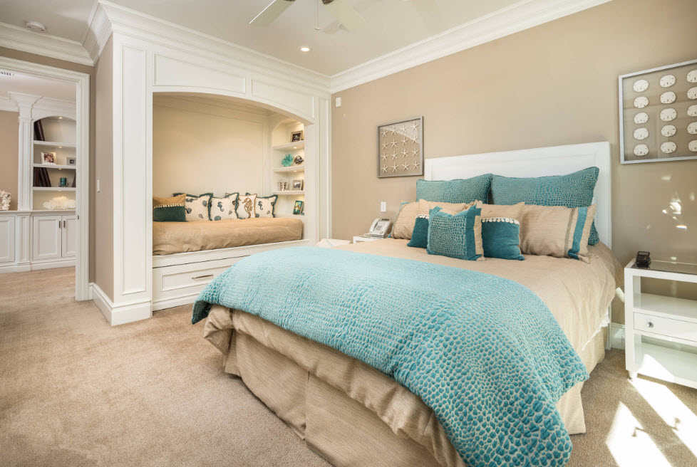 Beige y menta en el dormitorio.