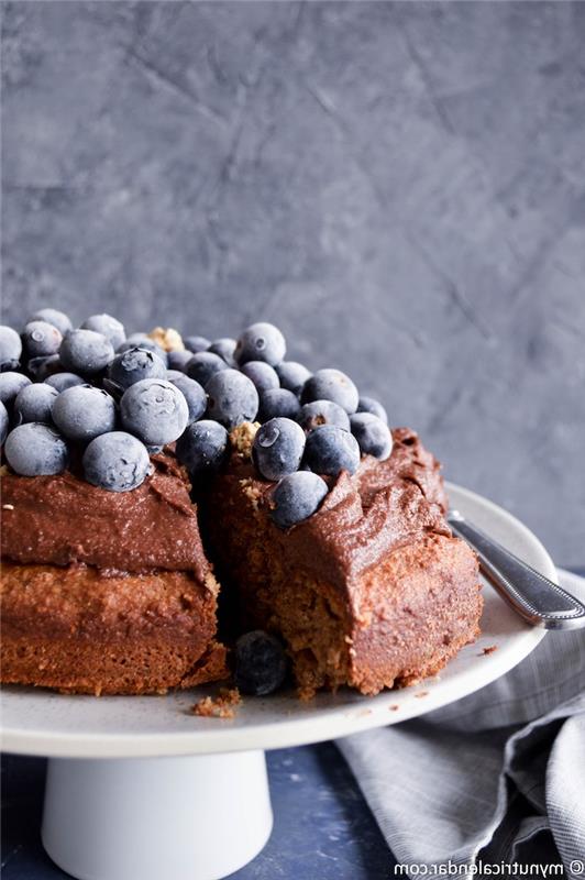 Švelnus ir švelnus šokoladinis pyragas, kurį lengva papuošti gimtadienio tortu mėlynėmis