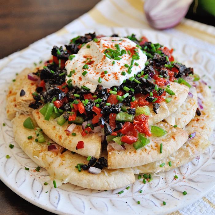 Pan arabiško stiliaus nacho su aukščiausiu humusu ir pipirais, lengva recepto idėja, paprastas ir rafinuotas užkandis, sveikas receptas