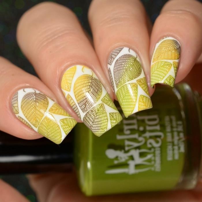 nail art enostavno narediti s kompletom za žigosanje material realizacija domača manikura osnovni lak beli vzorci listi zasenčeni