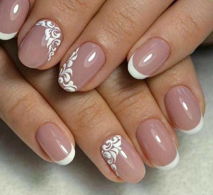 elegantna manikura v bledo lila, belih cvetličnih vzorcih, neprozorna manikura ovalnih nohtov