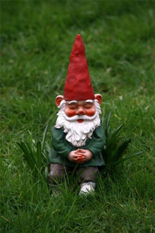 vrt-gnome-z-rdečo kapico